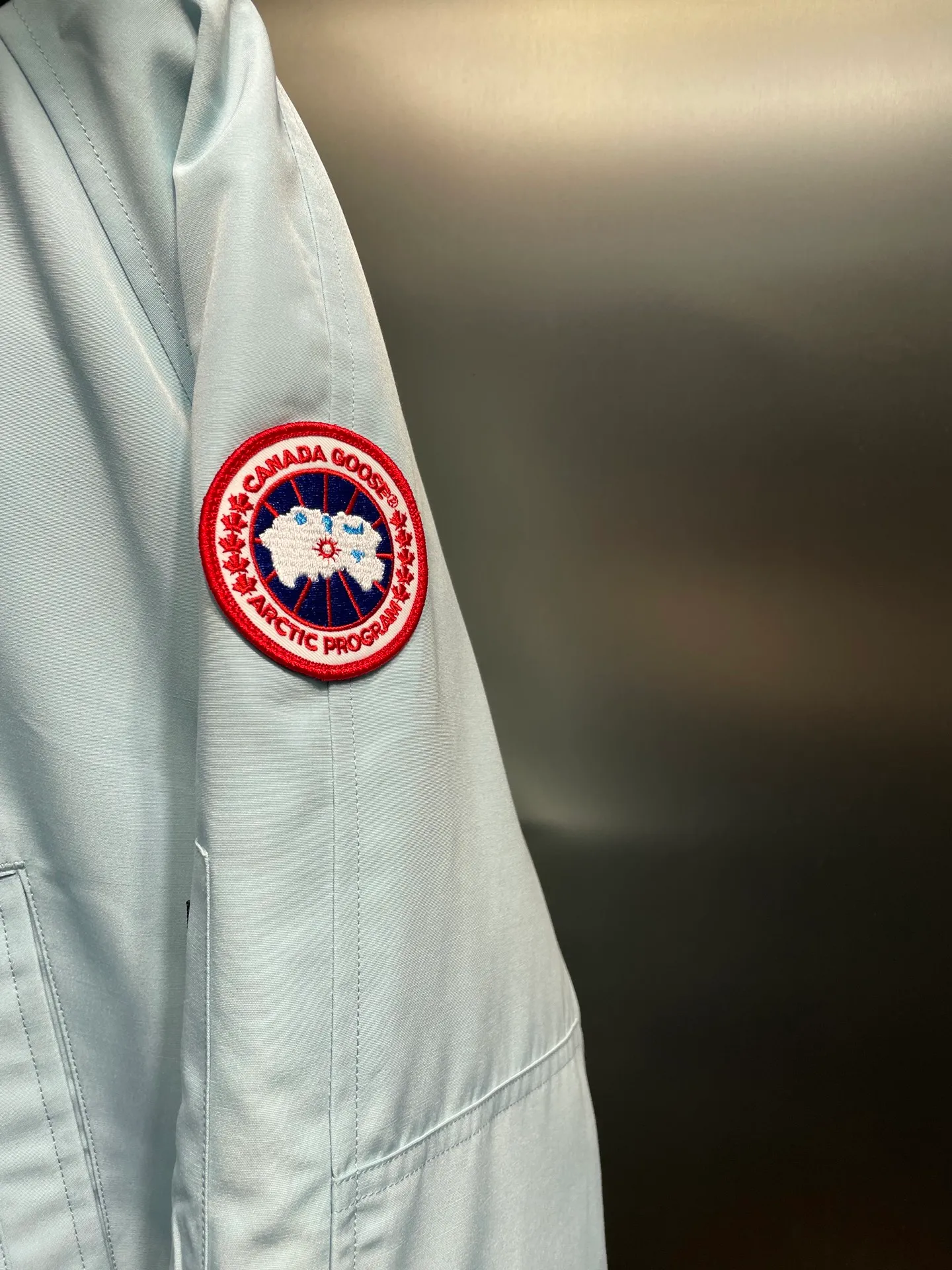 P780 high-end version (new version of Big Goose 01) Canada Goose Canada Goose #Chilliwack 7999M bomber jacket short down jacket/01 model #Men and Women Same Style# ➖ Genuine synchronous anti-counterfeiting chip sensor! ➖ Imported 21S polyester-cotton blended original fabric [last year’s 16S/18S hard fabrics have been completely eliminated, this year all use 21S genuine synchronous fabrics, the soft mid-strap feels delicate and textured], genuine synchronous Feather-Light 10D waterproof coating fabric, made of 84.5 polyester fiber and 15.5 cotton, 100% the best feel in the entire network! ➖ The genuine official website is synchronized with the national standard 80 white duck down, you can check the official website customer service, there will never be a series of misleading claims such as 90 down or goose down! ➖ Using the best nylon lining with double double-layer sealing design, velvet-proof No. 7 needle + grid-filled down ready-made garments, there is 100% no so-called velvet running! ➖ The cuffs are designed with thickened seamless threads, and the collar and pockets are lined with top-quality polar fleece to keep you warm and comfortable! ➖ Yoshida YKK provides original custom-made electroplated sliders. YKK two-way lockable zippers are tight and smooth and will not peel off paint! ➖ 3M composite guarantees that the Velcro is the same as the original, durable, and all accessories and hardware are custom-made! ➖ Imported BEHRINGER embroidery machine to customize the 10,000-needle embroidery logo, 98% of which can be reproduced to restore the original logo. You can check and compare on the official website! ➖ The fur collars are all made of large pieces of Western Canadian blue wolf hide, ensuring that each fur collar is 13-15cm wide!   Size:XS-XXL